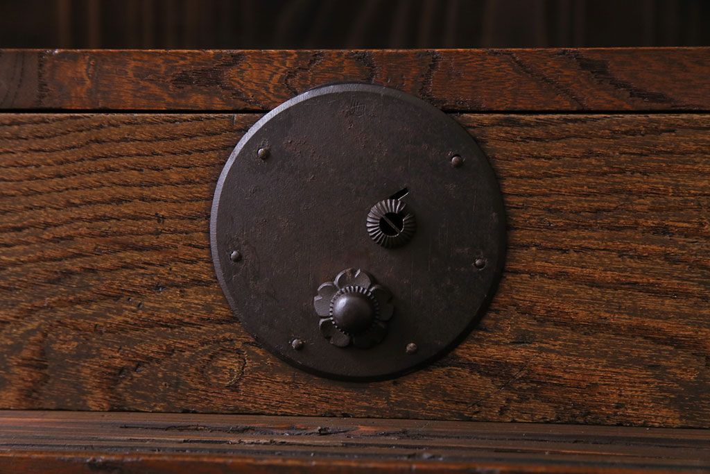 アンティーク家具　和製アンティーク　前面ケヤキ材　味わいのある趣が和の雰囲気を引き立てる帳場箪笥(収納棚、キャビネット)