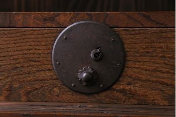 アンティーク家具　和製アンティーク　前面ケヤキ材　味わいのある趣が和の雰囲気を引き立てる帳場箪笥(収納棚、キャビネット)