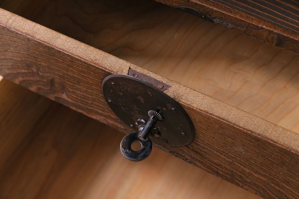 アンティーク家具　和製アンティーク　前面ケヤキ材　味わいのある趣が和の雰囲気を引き立てる帳場箪笥(収納棚、キャビネット)