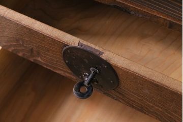 アンティーク家具　和製アンティーク　前面ケヤキ材　味わいのある趣が和の雰囲気を引き立てる帳場箪笥(収納棚、キャビネット)