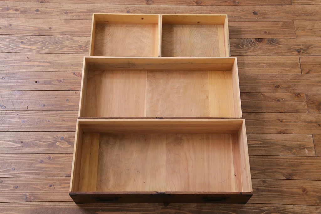 アンティーク家具　和製アンティーク　前面ケヤキ材　味わいのある趣が和の雰囲気を引き立てる帳場箪笥(収納棚、キャビネット)