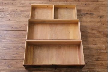 アンティーク家具　和製アンティーク　前面ケヤキ材　味わいのある趣が和の雰囲気を引き立てる帳場箪笥(収納棚、キャビネット)