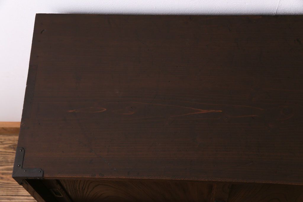 アンティーク家具　和製アンティーク　前面ケヤキ材　味わいのある趣が和の雰囲気を引き立てる帳場箪笥(収納棚、キャビネット)