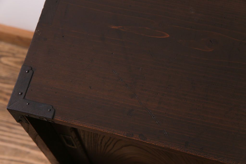 アンティーク家具　和製アンティーク　前面ケヤキ材　味わいのある趣が和の雰囲気を引き立てる帳場箪笥(収納棚、キャビネット)