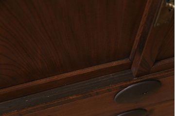 アンティーク家具　和製アンティーク　前面ケヤキ材　味わいのある趣が和の雰囲気を引き立てる帳場箪笥(収納棚、キャビネット)