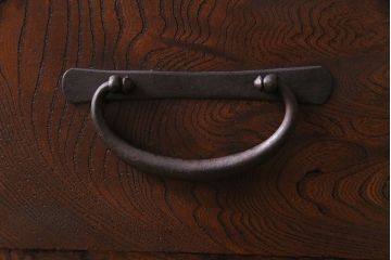 アンティーク家具　和製アンティーク　前面ケヤキ材　味わいのある趣が和の雰囲気を引き立てる帳場箪笥(収納棚、キャビネット)