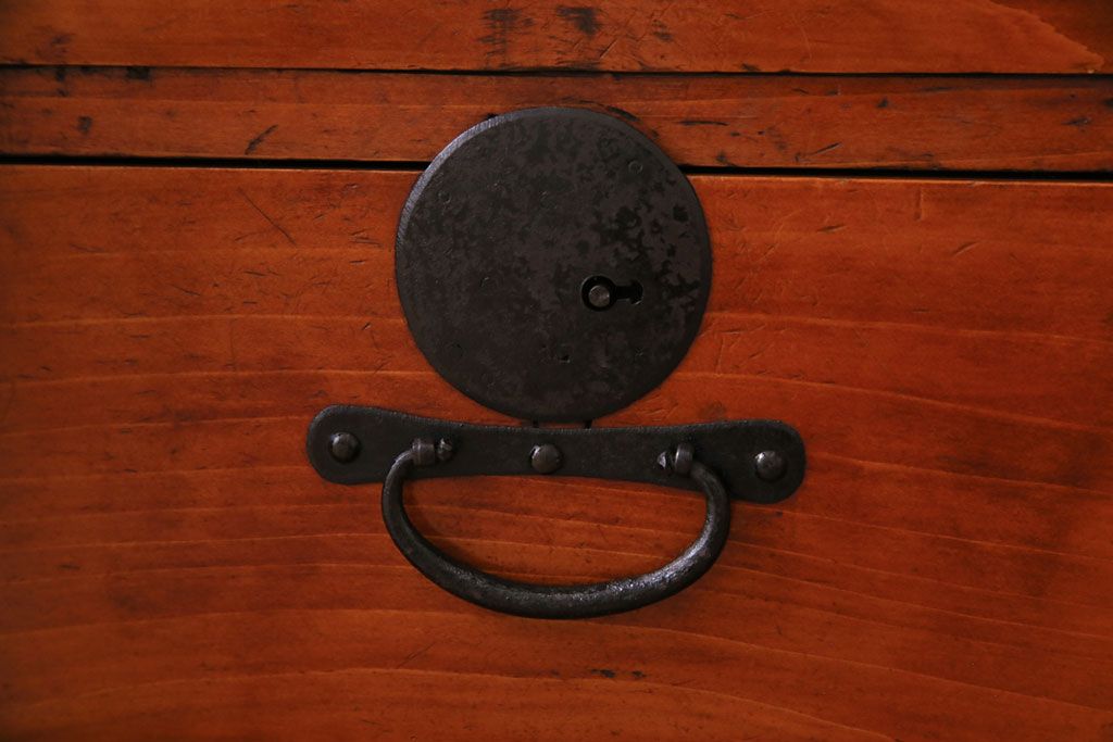 アンティーク家具　古民具・骨董　ヒノキ材　上品な和の雰囲気漂う漆塗りの重ね箪笥(ローチェスト、衣装箪笥)