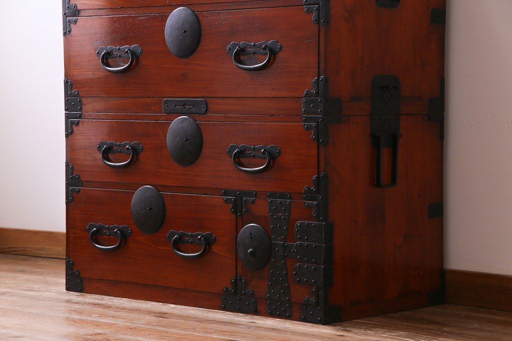 アンティーク家具　古民具・骨董　ヒノキ材　上品な和の雰囲気漂う漆塗りの重ね箪笥(ローチェスト、衣装箪笥)