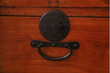 アンティーク家具　古民具・骨董　ヒノキ材　上品な和の雰囲気漂う漆塗りの重ね箪笥(ローチェスト、衣装箪笥)