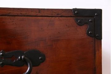 アンティーク家具　古民具・骨董　ヒノキ材　上品な和の雰囲気漂う漆塗りの重ね箪笥(ローチェスト、衣装箪笥)