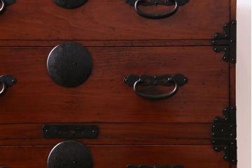 アンティーク家具　古民具・骨董　ヒノキ材　上品な和の雰囲気漂う漆塗りの重ね箪笥(ローチェスト、衣装箪笥)