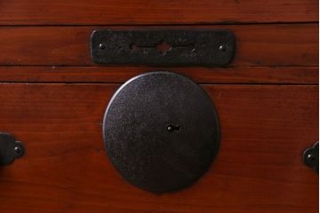アンティーク家具　古民具・骨董　ヒノキ材　上品な和の雰囲気漂う漆塗りの重ね箪笥(ローチェスト、衣装箪笥)