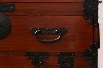 アンティーク家具　古民具・骨董　ヒノキ材　上品な和の雰囲気漂う漆塗りの重ね箪笥(ローチェスト、衣装箪笥)