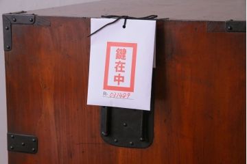 アンティーク家具　古民具・骨董　ヒノキ材　上品な和の雰囲気漂う漆塗りの重ね箪笥(ローチェスト、衣装箪笥)
