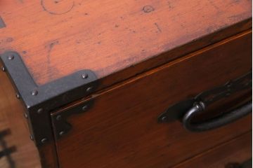 アンティーク家具　古民具・骨董　ヒノキ材　上品な和の雰囲気漂う漆塗りの重ね箪笥(ローチェスト、衣装箪笥)