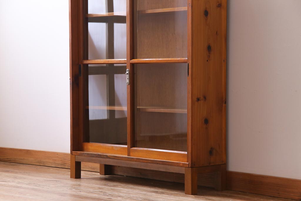 レトロ家具　昭和初期　リメイク　懐かしさ感じるレトロな佇まいの脚付き収納棚(キャビネット、飾り棚、本箱)