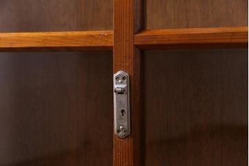 レトロ家具　昭和初期　リメイク　懐かしさ感じるレトロな佇まいの脚付き収納棚(キャビネット、飾り棚、本箱)