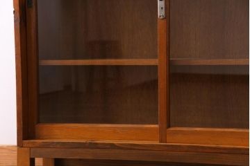 レトロ家具　昭和初期　リメイク　懐かしさ感じるレトロな佇まいの脚付き収納棚(キャビネット、飾り棚、本箱)