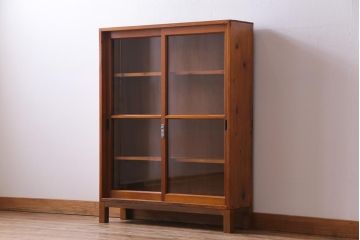 レトロ家具　昭和初期　リメイク　懐かしさ感じるレトロな佇まいの脚付き収納棚(キャビネット、飾り棚、本箱)(1)