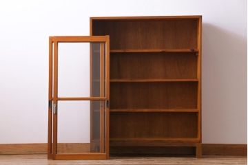 レトロ家具　昭和初期　リメイク　懐かしさ感じるレトロな佇まいの脚付き収納棚(キャビネット、飾り棚、本箱)(1)