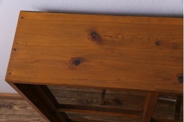 レトロ家具　昭和初期　リメイク　懐かしさ感じるレトロな佇まいの脚付き収納棚(キャビネット、飾り棚、本箱)(1)