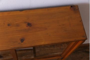 レトロ家具　昭和初期　リメイク　懐かしさ感じるレトロな佇まいの脚付き収納棚(キャビネット、飾り棚、本箱)(1)