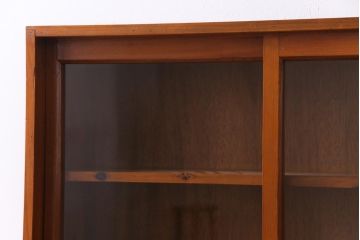 レトロ家具　昭和初期　リメイク　懐かしさ感じるレトロな佇まいの脚付き収納棚(キャビネット、飾り棚、本箱)(1)