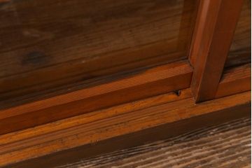 レトロ家具　昭和初期　リメイク　懐かしさ感じるレトロな佇まいの脚付き収納棚(キャビネット、飾り棚、本箱)(1)