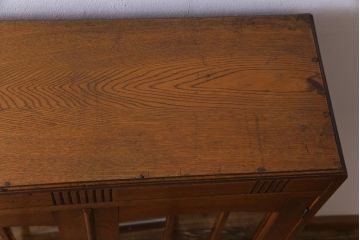 レトロ家具　昭和レトロ　栓材　洋館の窓のような扉が目を惹く本箱(食器棚、ガラス戸棚、収納棚)