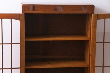 レトロ家具　昭和レトロ　栓材　洋館の窓のような扉が目を惹く本箱(食器棚、ガラス戸棚、収納棚)