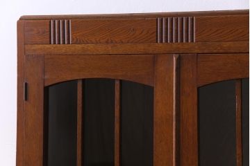 レトロ家具　昭和レトロ　栓材　洋館の窓のような扉が目を惹く本箱(食器棚、ガラス戸棚、収納棚)