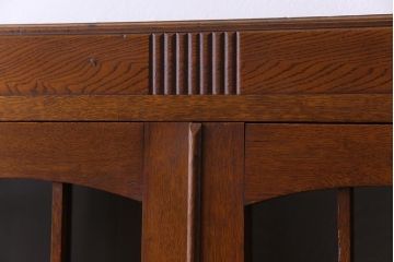 レトロ家具　昭和レトロ　栓材　洋館の窓のような扉が目を惹く本箱(食器棚、ガラス戸棚、収納棚)