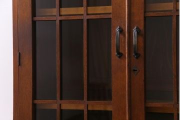 レトロ家具　昭和レトロ　栓材　洋館の窓のような扉が目を惹く本箱(食器棚、ガラス戸棚、収納棚)