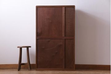 レトロ家具　昭和レトロ　栓材　洋館の窓のような扉が目を惹く本箱(食器棚、ガラス戸棚、収納棚)