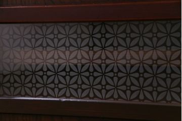 和製アンティーク　ラフジュ工房オリジナル　花菱模様ガラス入り　レトロな雰囲気のローボード(収納棚)