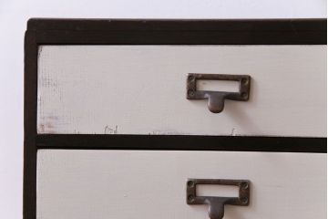 ペイント家具　ネームプレート付き　シックなバイカラーの小引き出し(サイドチェスト、小物収納)