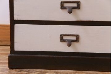 ペイント家具　ネームプレート付き　シックなバイカラーの小引き出し(サイドチェスト、小物収納)