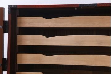 極美品　手打ち金具　厚みのある漆塗りが美しい観音開き戸付き仙台箪笥(衣装箪笥、和タンス)