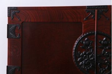 極美品　手打ち金具　厚みのある漆塗りが美しい観音開き戸付き仙台箪笥(衣装箪笥、和タンス)