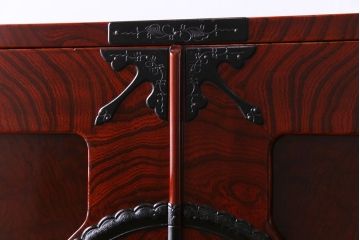 極美品　手打ち金具　厚みのある漆塗りが美しい観音開き戸付き仙台箪笥(衣装箪笥、和タンス)