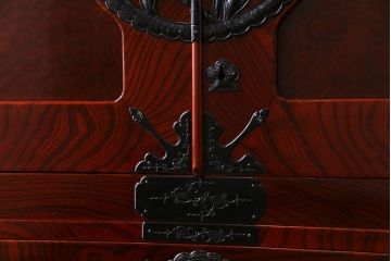 極美品　手打ち金具　厚みのある漆塗りが美しい観音開き戸付き仙台箪笥(衣装箪笥、和タンス)