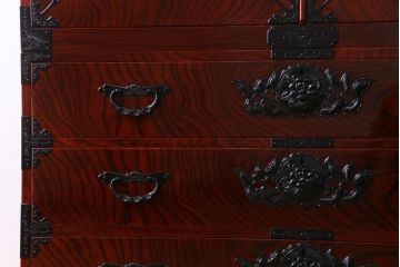 極美品　手打ち金具　厚みのある漆塗りが美しい観音開き戸付き仙台箪笥(衣装箪笥、和タンス)