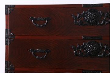 極美品　和製アンティーク　仙台箪笥　味わいのある美しい漆塗りの重ね箪笥(衣装箪笥、和タンス、チェスト)