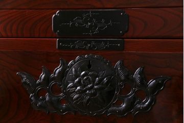 極美品　和製アンティーク　仙台箪笥　味わいのある美しい漆塗りの重ね箪笥(衣装箪笥、和タンス、チェスト)