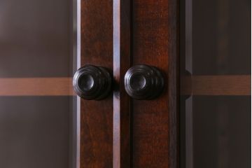 中古　北海道民芸家具　#145　和洋どちらの空間にも馴染むシックな隅棚(コーナーキャビネット、飾り棚)