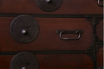 アンティーク家具　和製アンティーク　前面栗材　落ち着いた和の雰囲気が魅力の最上箪笥(衣装箪笥、引き出し)