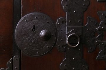 アンティーク家具　和製アンティーク　前面栗材　落ち着いた和の雰囲気が魅力の最上箪笥(衣装箪笥、引き出し)