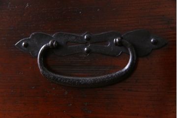 アンティーク家具　和製アンティーク　前面ヒノキ材　燻された漆の風合いが味わい深い重ね箪笥(衣装箪笥、チェスト、引き出し、リビングボード)