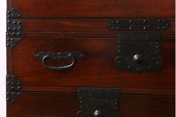 アンティーク家具　和製アンティーク　前面ヒノキ材　燻された漆の風合いが味わい深い重ね箪笥(衣装箪笥、チェスト、引き出し、リビングボード)