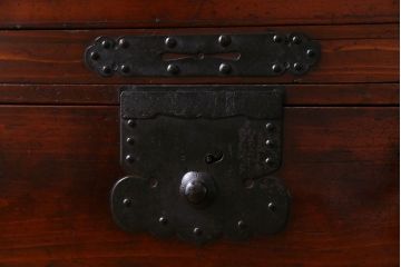 アンティーク家具　和製アンティーク　前面ヒノキ材　燻された漆の風合いが味わい深い重ね箪笥(衣装箪笥、チェスト、引き出し、リビングボード)